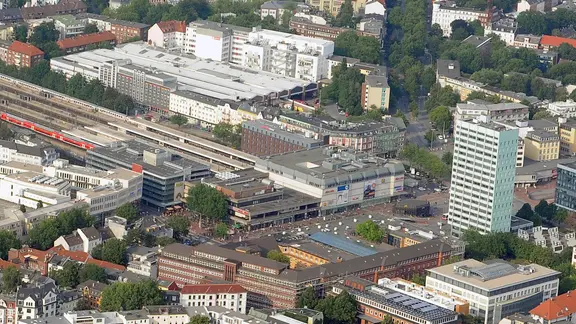 Der Bahnhof Altona aus der Luft fotografiert.