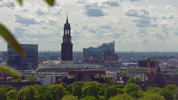 Aussicht vom umgebauten Hochbunker Feldstraße in St. Pauli auf Hamburg mit der Hauptkirche St. Michaelis.