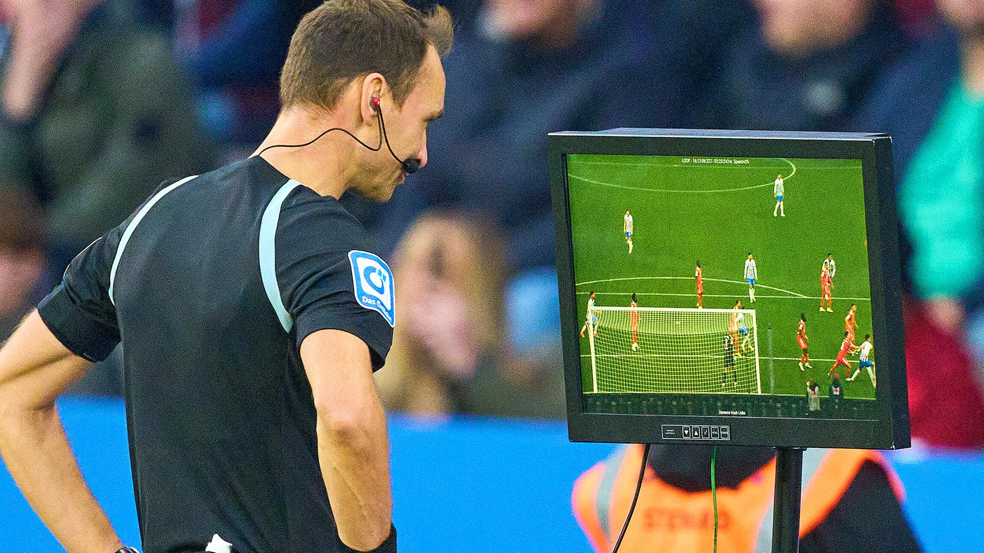 Bastian Dankert: Als Videoschiedsrichter bei der F
