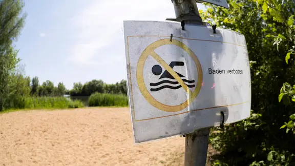 Ein "Baden verboten"- Schild steht an einem See beim Badestrand Diethe-Langern im Landkreis Nienburg.