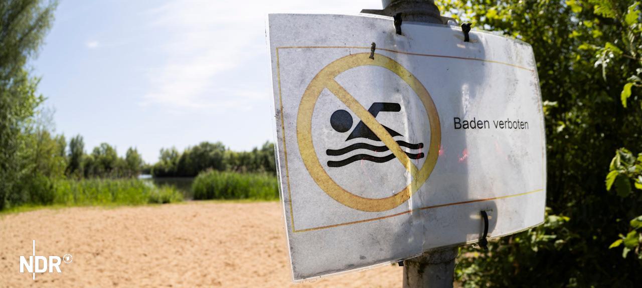 Ein "Baden verboten"- Schild steht an einem See beim Badestrand Diethe-Langern im Landkreis Nienburg. | picture alliance/dpa, Michael Matthey Ein "Baden verboten"- Schild steht an einem See beim Badestrand Diethe-Langern im Landkreis Nienburg.