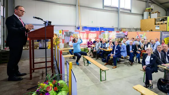 "Infrastructure has to be developed together, not against each other"said the Lower Saxony Transport Minister Tonne in Bispingen. | Philipp Schulze/dpa Bispingen: Lower Saxony's Transport Minister Grant Hendrik Tonne (SPD) speaks at the "Heidegipfel".