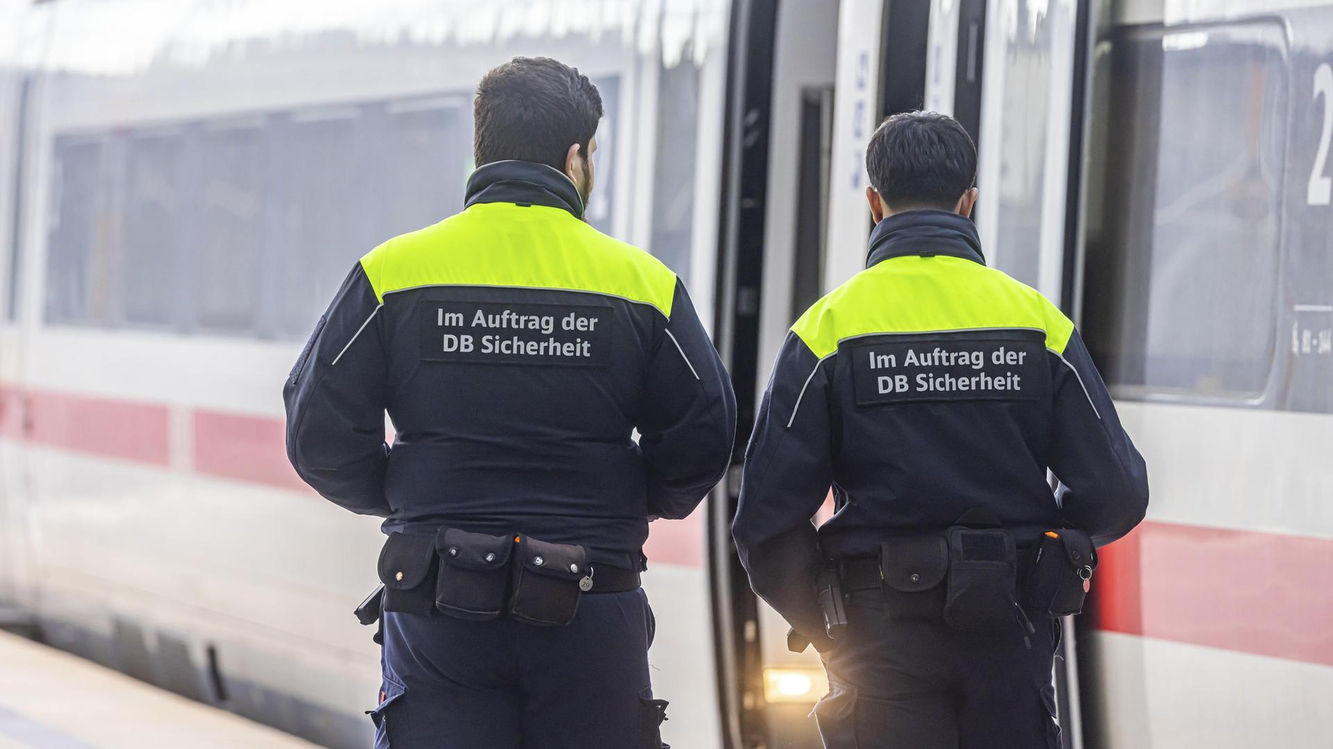 Zwei Kräfte der DB Sicherheit laufen an einem Bahngleis entlang. | picture alliance / imageBROKER | Arnulf Hettrich