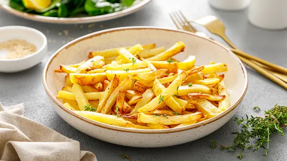 Eine Schale mit frischen Pommes frites.