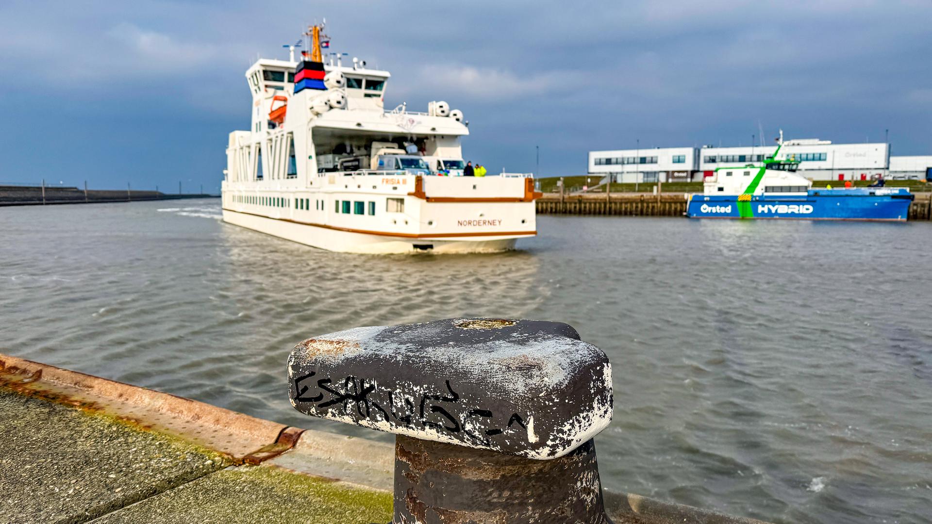 Eine Fähre läuft den Hafen an. | NDR, Pascal Klug