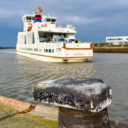 Eine Fähre läuft den Hafen an.