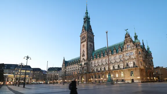Blick auf das Hamburger Rathaus am Morgen nach der Bürgerschaftswahl.