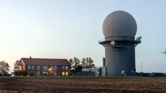 Bei Putgarten-Varnkevitz auf dem nördlichen Teil der Insel Rügen steht dieser Radarturm. Er dient der Bundeswehr zur Luftüberwachung.