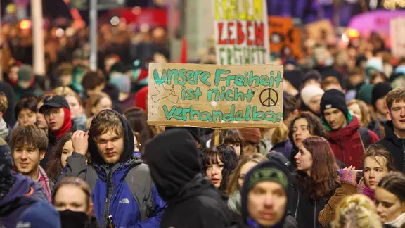 Junge Menschen auf einer Demonstration (Symbolbild)