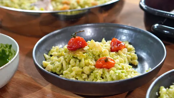 Dinkel-Spätzle mit Bärlauch und Kirschtomaten