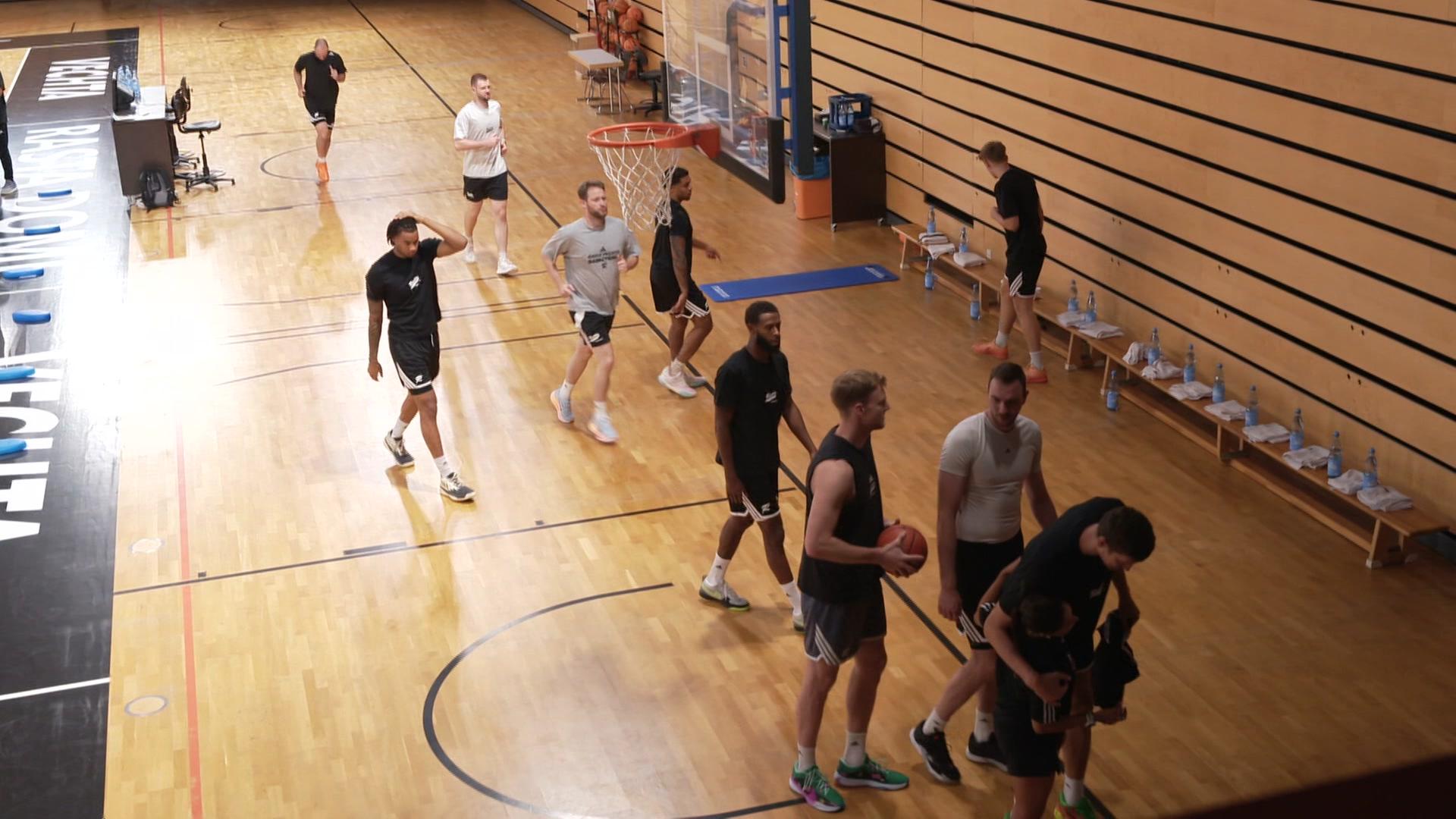 Eine Basketballmannschaft trainiert in der Sporthalle Halle 