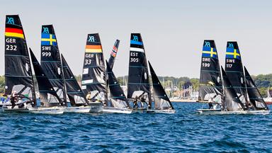 Boote der Segelklasse 49er FX positionieren sich an der Startlinie bei der Kieler Woche 2024