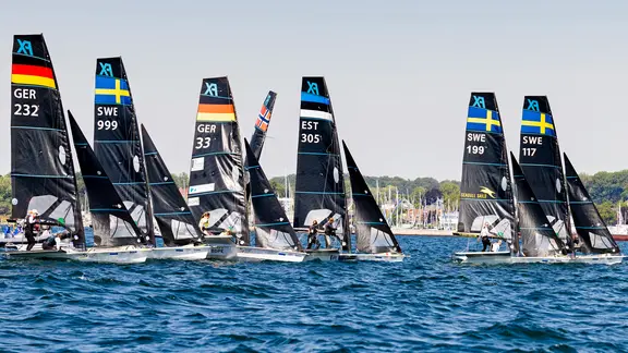 Boote der Segelklasse 49er FX positionieren sich an der Startlinie bei der Kieler Woche 2024