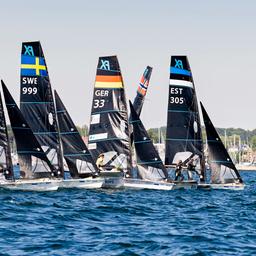 Boote der Segelklasse 49er FX positionieren sich an der Startlinie bei der Kieler Woche 2024