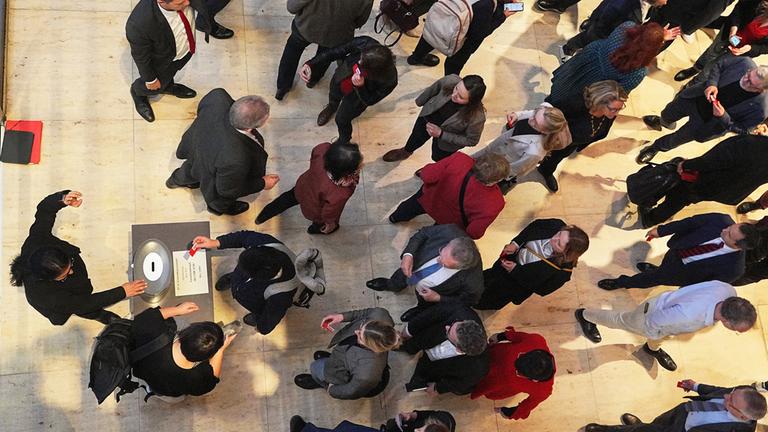 Berlin: Die Mitglieder des Deutschen Bundestages geben bei der Abstimmung über das "Zustrombegrenzungsgesetz" der Union zur Eindämmung der Migration im Bundestag ihre Stimmkarten ab.