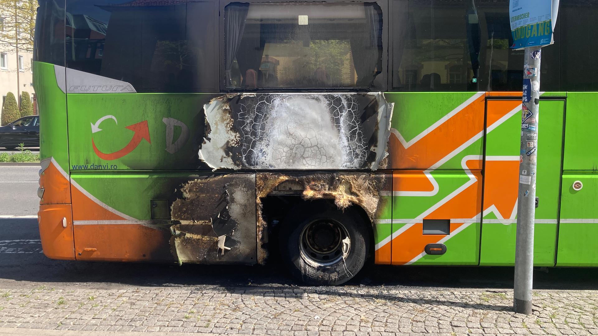 Ein Flixbus mit Brandspuren steht am Fahrbahnrand. | Lizenzfreie NDR Bilder, Oliver Gressieker