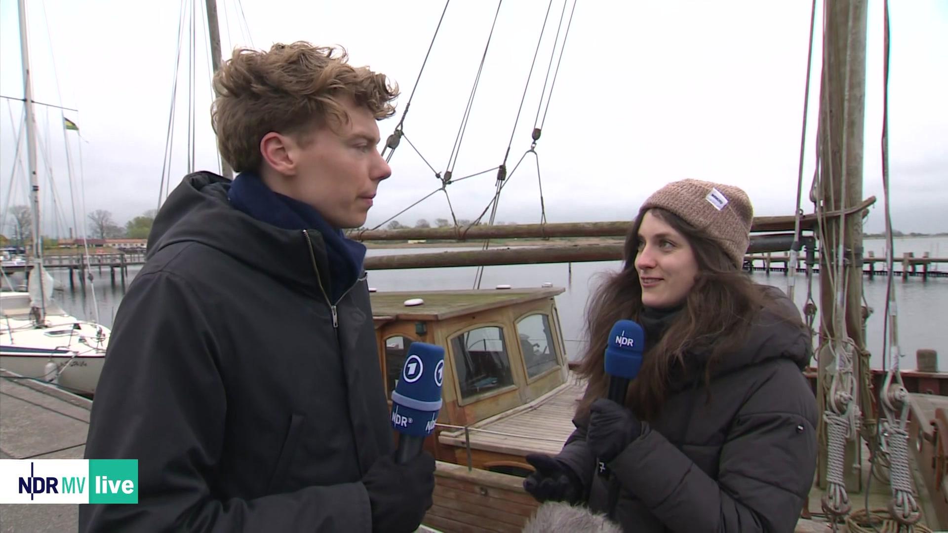 Die NDR Reporter Marek Walde und Natalie Süß verfolgen das Geschehen von Poel aus.  | Screenshot/NDR