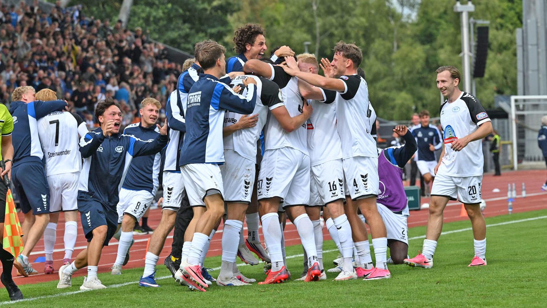 Jubelnde Spieler vom SSV Jeddeloh II | Carmen Jaspersen/dpa-Bildfunk