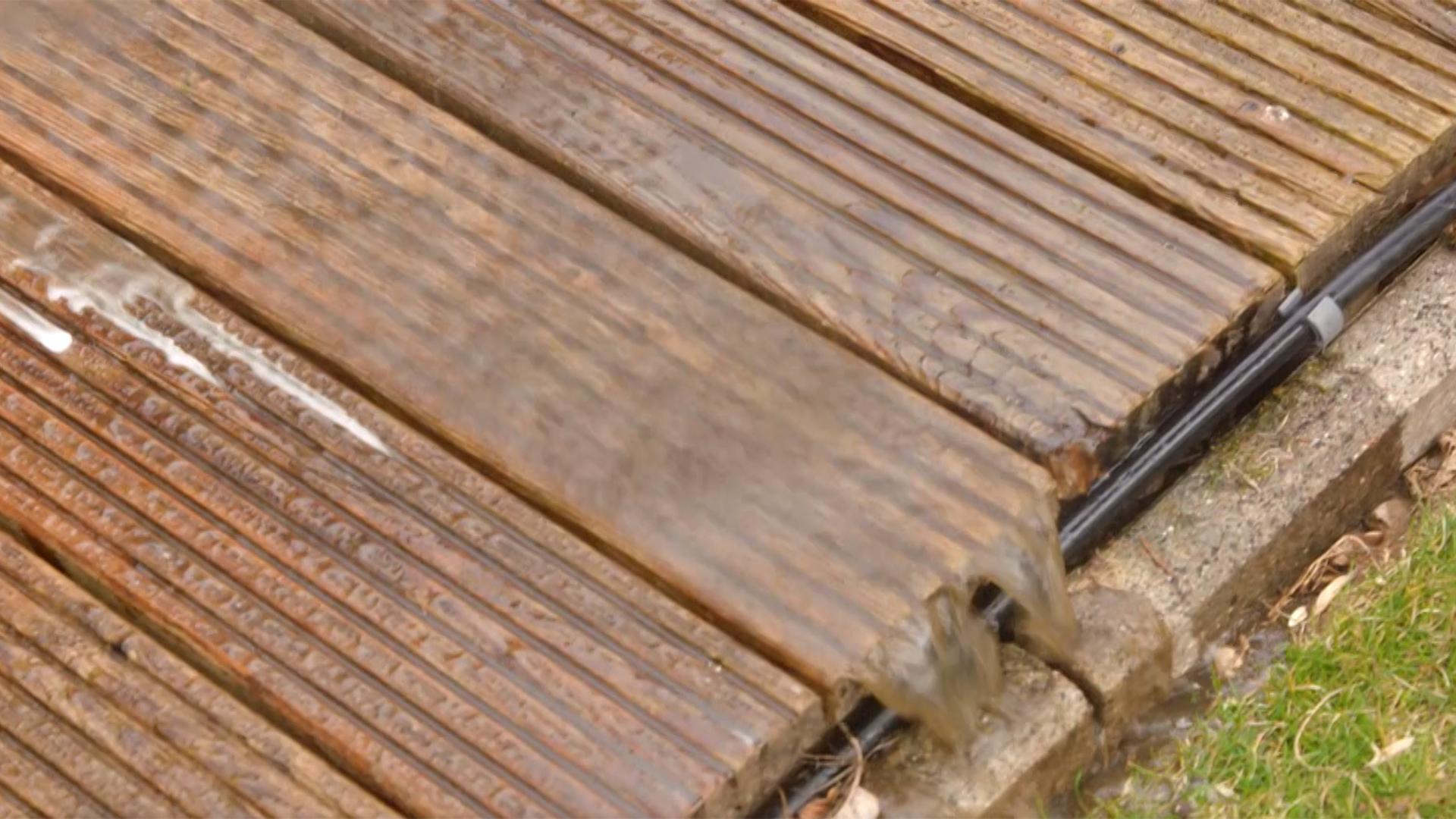 Terrasse mit einem Speisestrke-Soda-Gemisch reinigen
