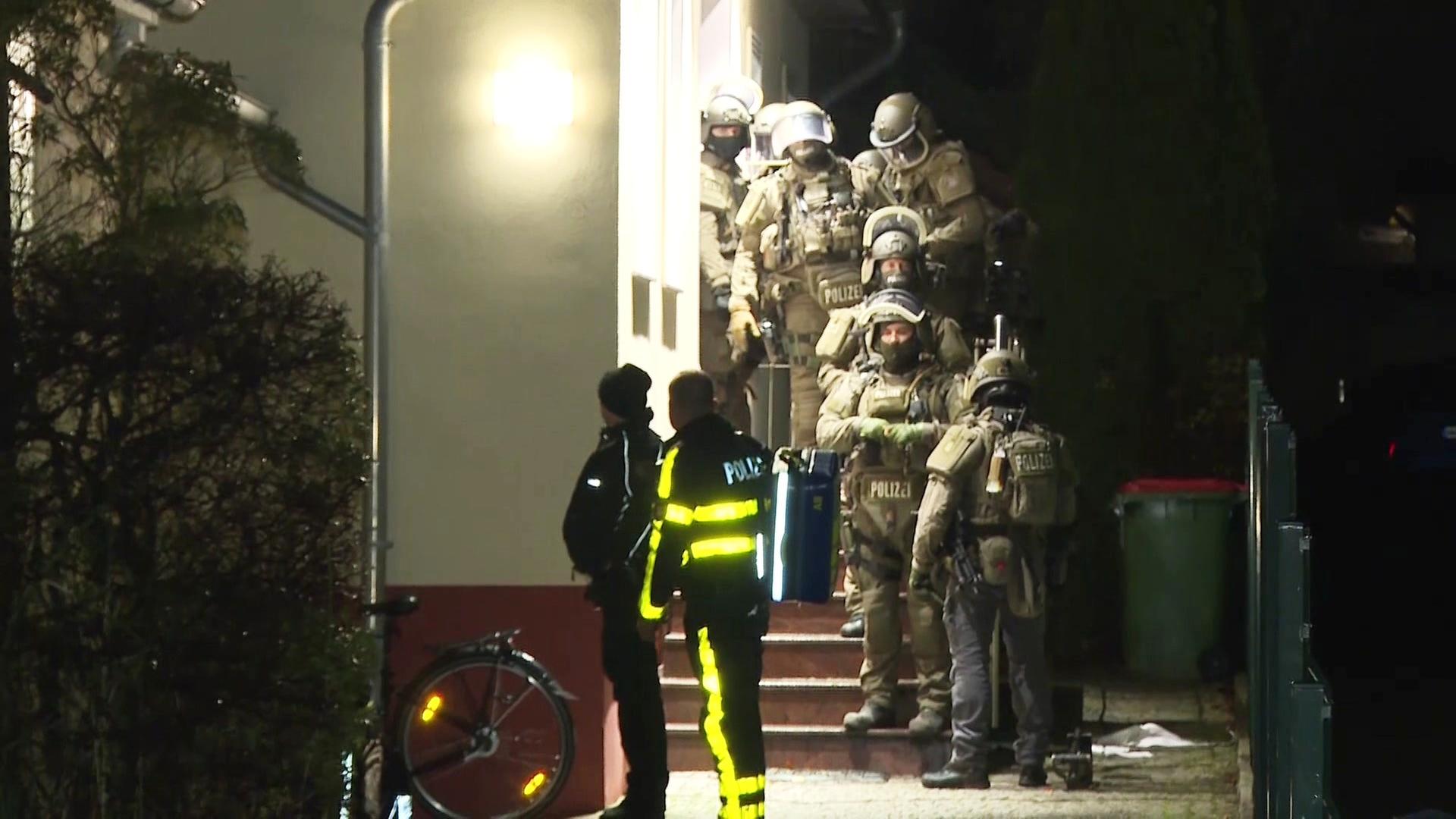 Hamburg: Mann bedroht Nachbarin mit Waffe – SEK-Einsatz