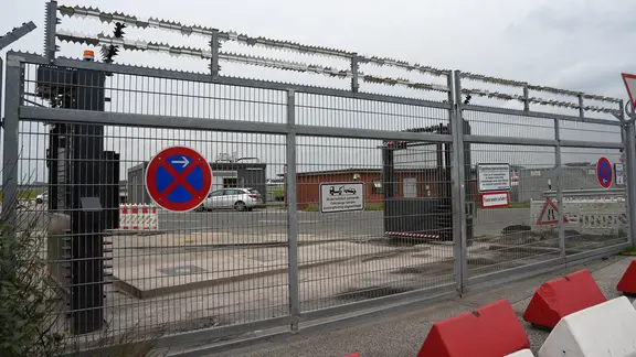 Blick auf das Sicherheitstor am Geschäftsfliegerzentrum am Flughafen Hamburg Airport. Die Torzufahrt mit Bodenverstärkung und zentimeterdickem Stahl soll einen Durchbruch verhindern.