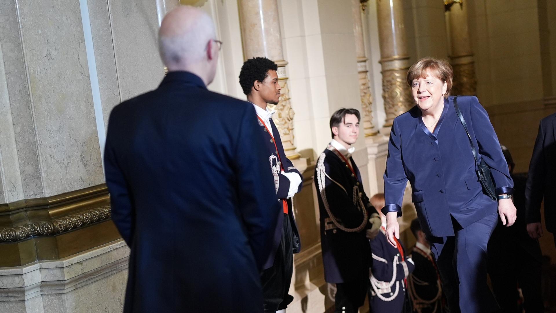 Tschentscher begrüßt Merkel zum Matthiae-Mahl im Rathaus