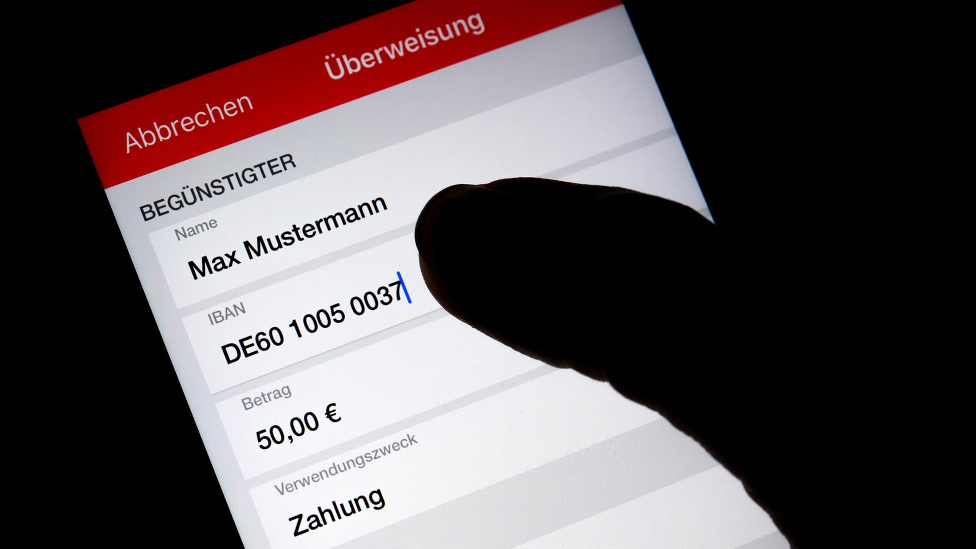 Eine Frau macht Online-Banking auf einem Smartphone. | picture alliance/dpa, Monika Skolimowska