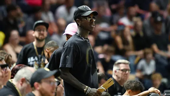 World champion Dennis Schröder is on the edge of the field in a game of the basketball Bundesliga.