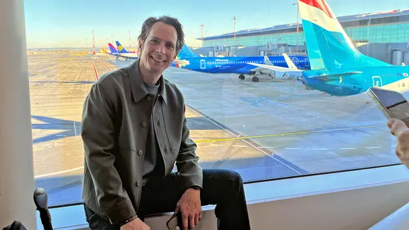 Jo Hiller am Flughafen.