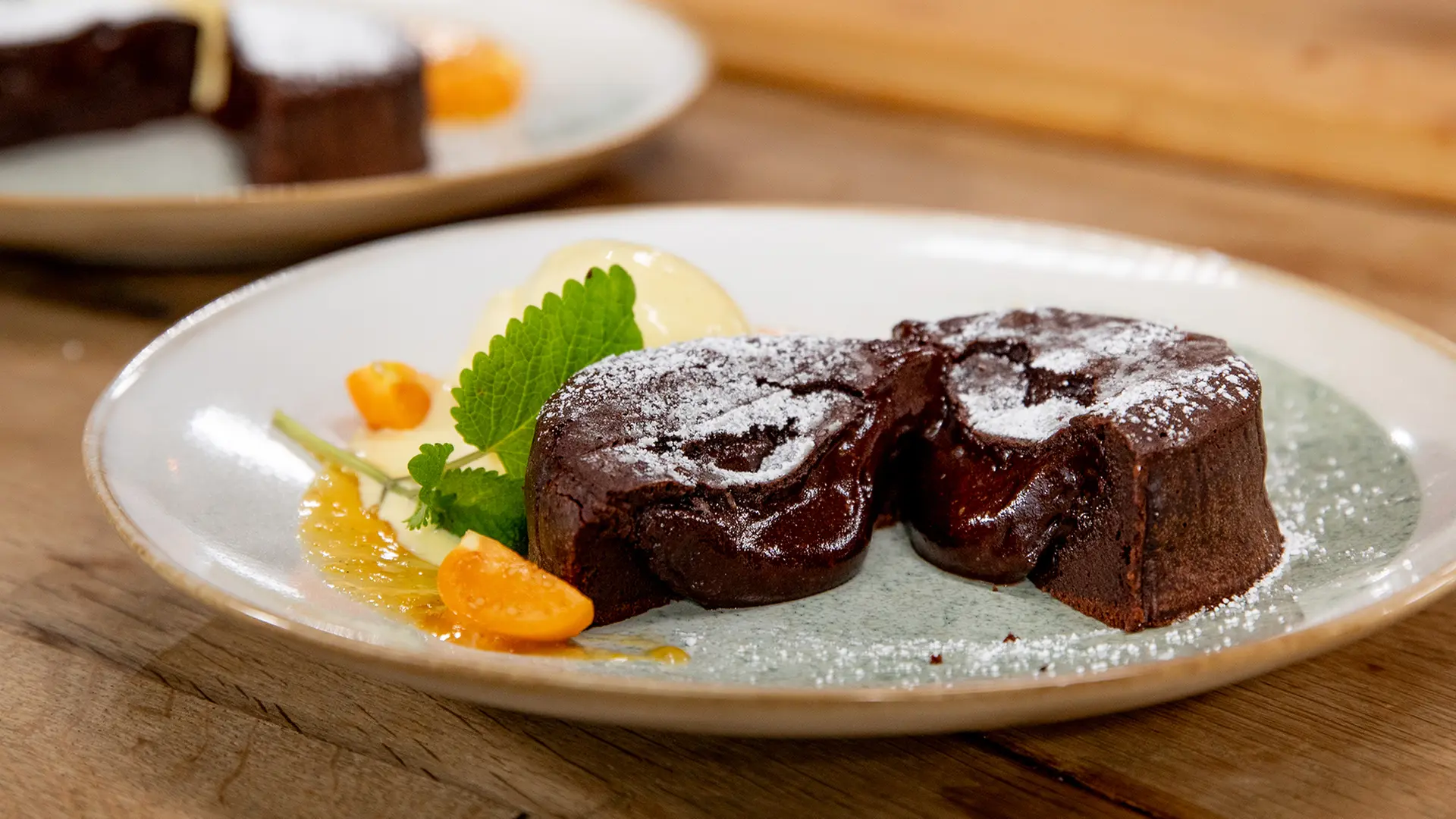 Schokoladentörtchen mit flüssigem Kern und Fruchtsoße | ndr.de