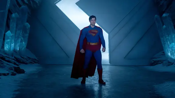 Szene aus dem Film "Superman": Ein muskulöser Mann im blau-rotem Kostüm steht in einer Eishöhle