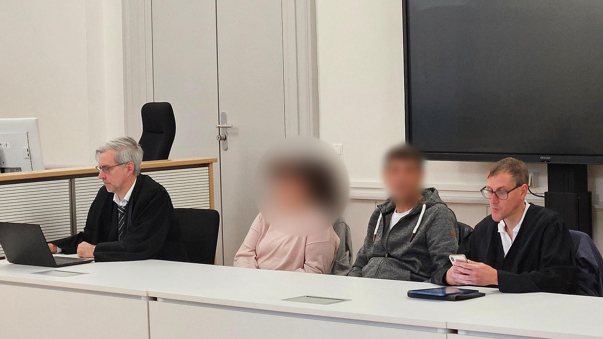 Zwei Verteidiger sitzen mit dem angeklagten Ehepaar, das seine erwachsene Tochter beziehungsweise Stieftochter schwer sexuell missbraucht haben soll im Gerichtssaal. | dpa, Christian Brahmann