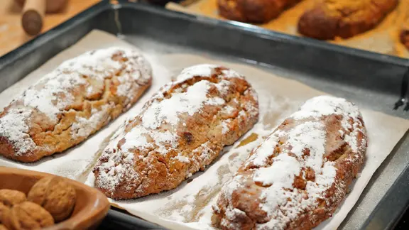 Quarkstollen auf einem Blech. | NDR, Tarik Rose Quarkstollen auf einem Blech.