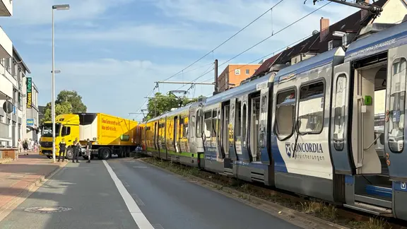 Eine Straßenbahn ist in einen gelben Lastwagen gefahren.