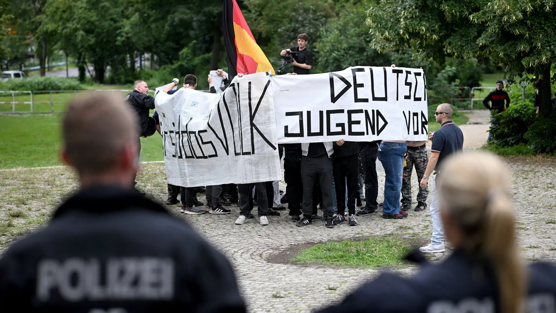 Razzien gegen rechtsextreme Gruppen: 
