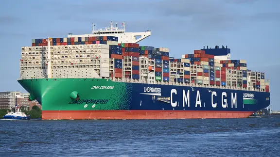 Der Großfrachter "CMA CGM Seine" fährt in den Hamburger Hafen ein. Der Frachter ist mit Flüssigerdgas (LNG) betrieben und gilt als Zukunftsprojekt.