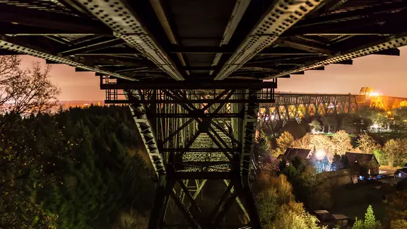 Die Hochdonner Eisenbahnhochbrücke im abendlichen Licht.