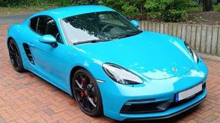 Ein blauer Porsche, der in Hannover gestohlen wurde.