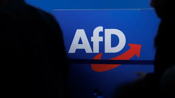 Das AfD-Logo prangt, in weißer Schrift auf blauem Grund, auf einer Tafel. (Themenbild)
