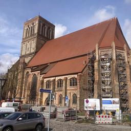 Eine Kirche ohne Turmspitze.
