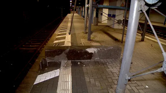 Betonpoller auf Bahnstrecke geschleudert - Zugverkehr rollt wieder an |  ndr.de