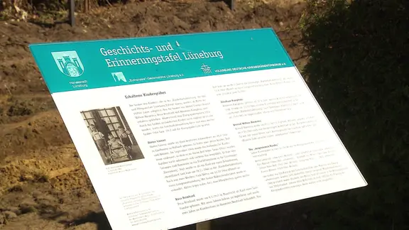 Eine Gedenk- und Erinnerungstafel aus Lüneburg.
