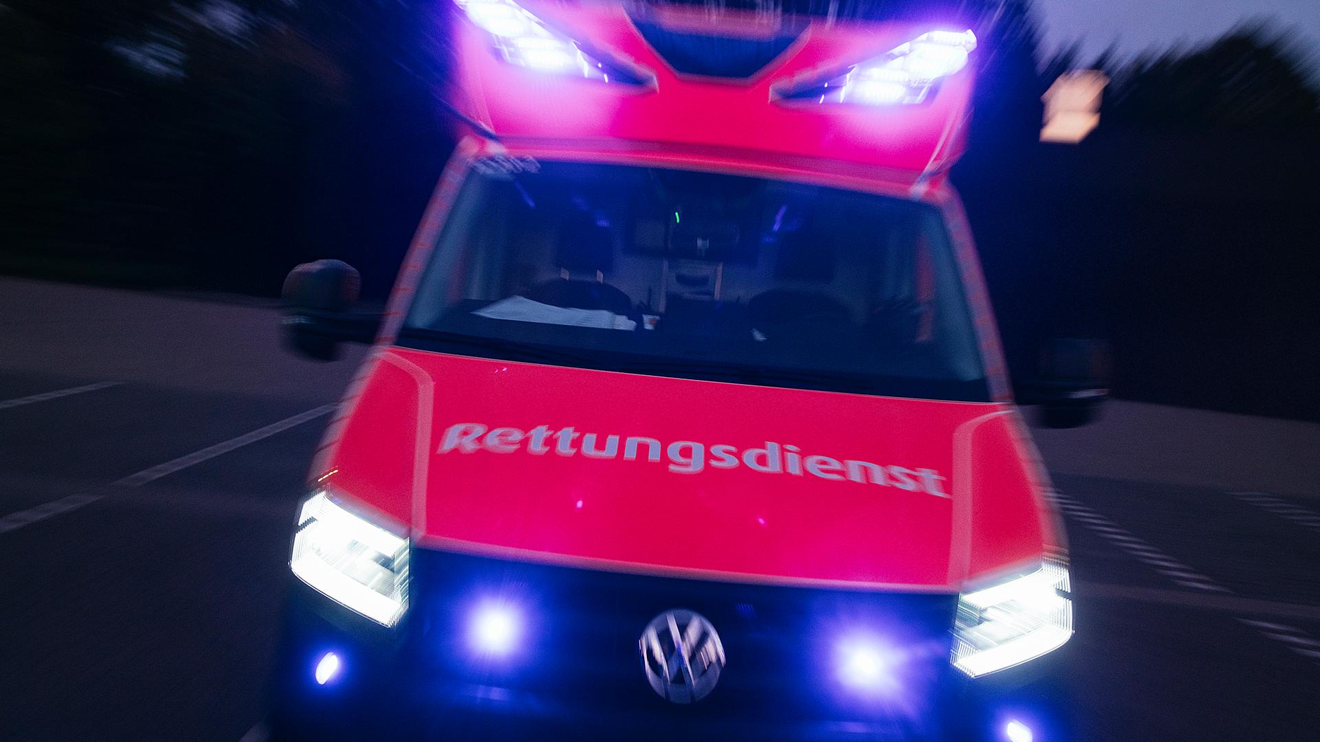 Ein Rettungswagen mit Blaulicht bei Dunkelheit und in Bewegungsunschärfe fotografiert. | NDR, Julius Matuschik