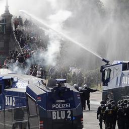 Polizistinnen und Polizisten setzen Wasserwerfer gegen Demonstrierende im Rahmen des G20-Gipfels in Hamburg ein.