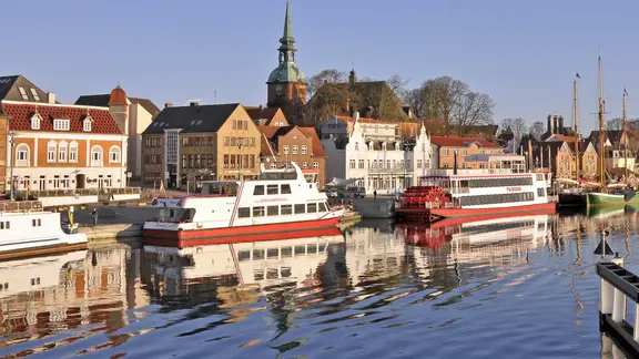 Uferpromenade mit Schiffen in Kappeln an der Schlei