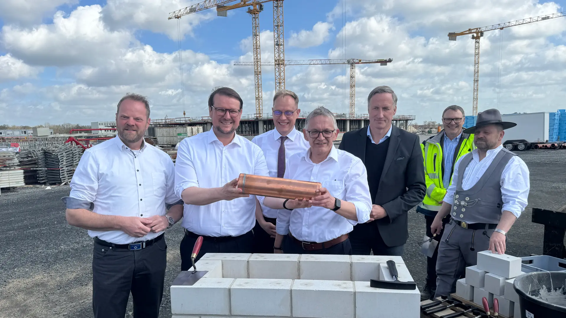 Grundstein für umstrittene Zentralklinik in Ostfriesland gelegt