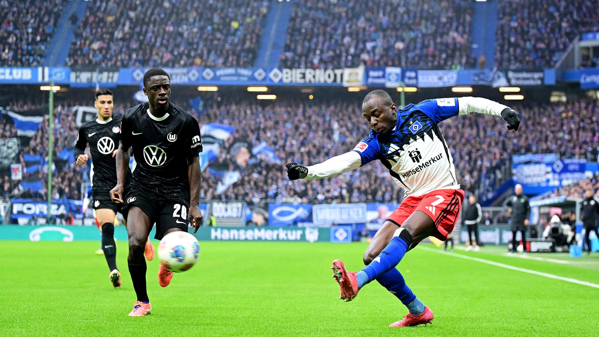 Jean-Luc Dompé (r.) vom HSV und Sael Kumbedi vom VfL Wolfsburg | Witters/ValeriaWitters