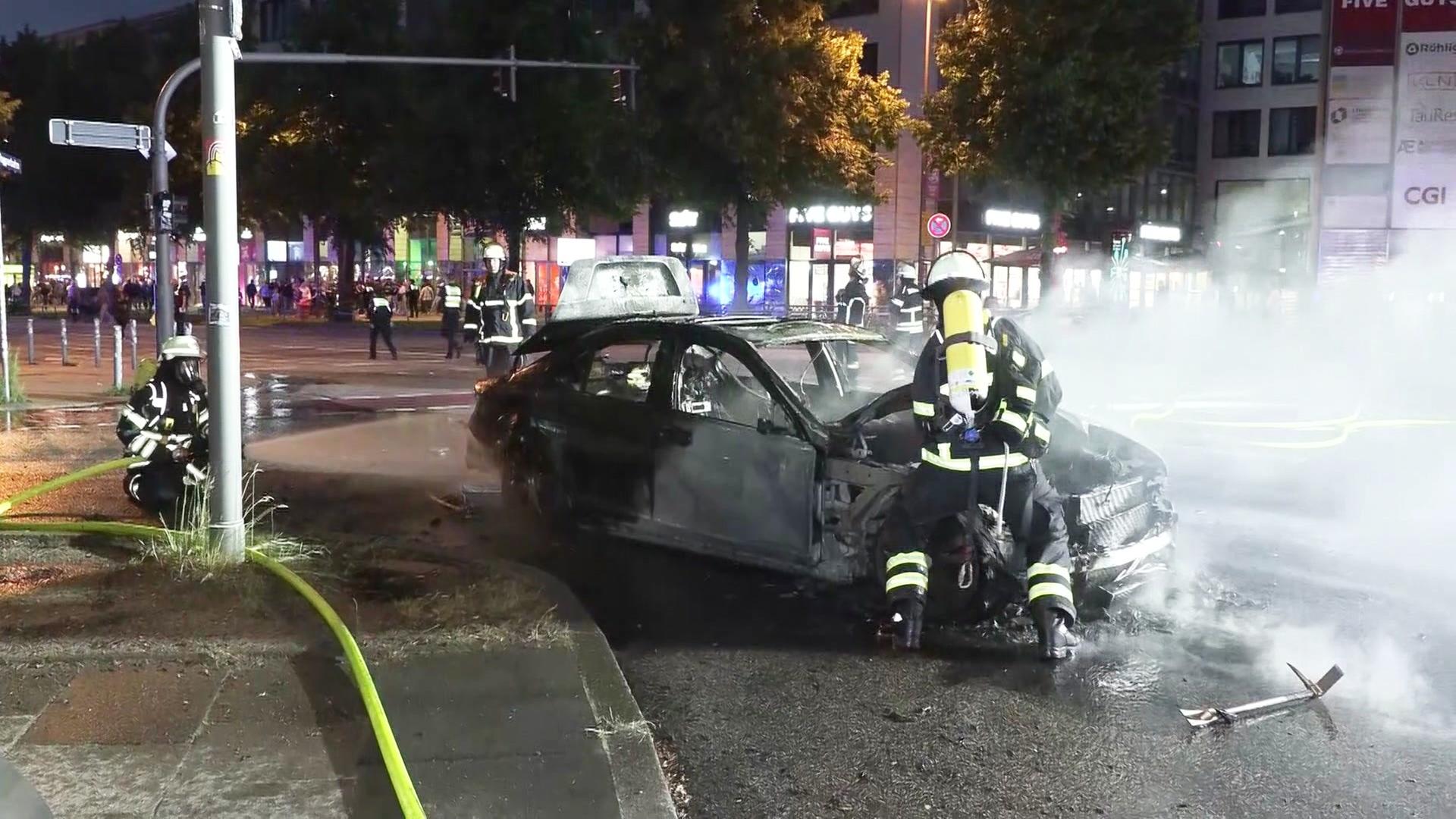 St. Pauli: Auto brennt komplett aus