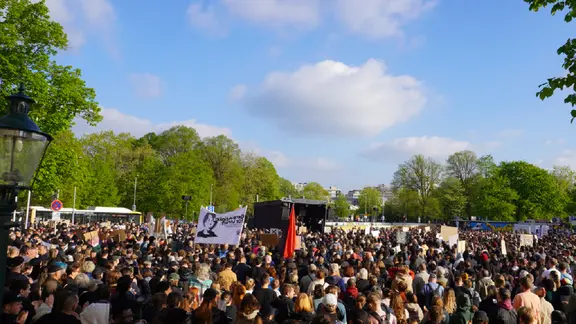 Hunderte von Teilnehmern der Demo für Lorenz in Oldenburg | NDR, Lotti Höfer Hunderte von Teilnehmern der Demo für Lorenz in Oldenburg