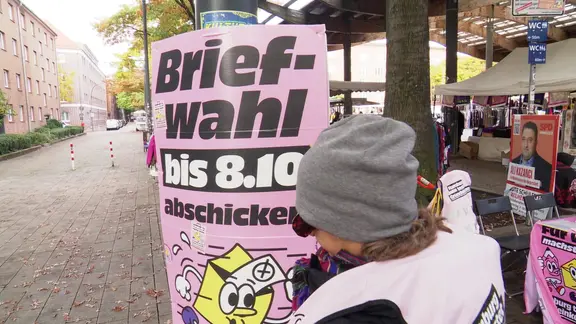 Ein Schild, das die Menschen dazu aufruft, an einem Referendum teilzunehmen.